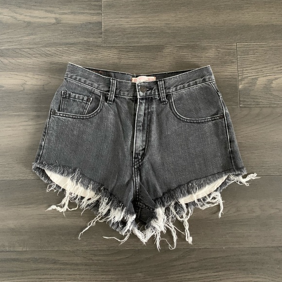 Vintage levis size 31 high waisted shorts - Picture 2 of 2